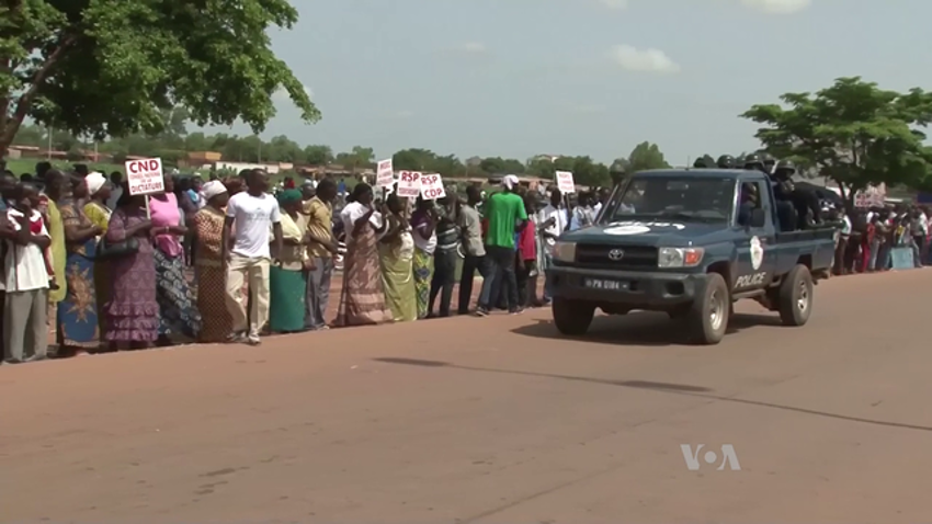 Protestors lined on the side of the road against Burkina Faso's police force.
