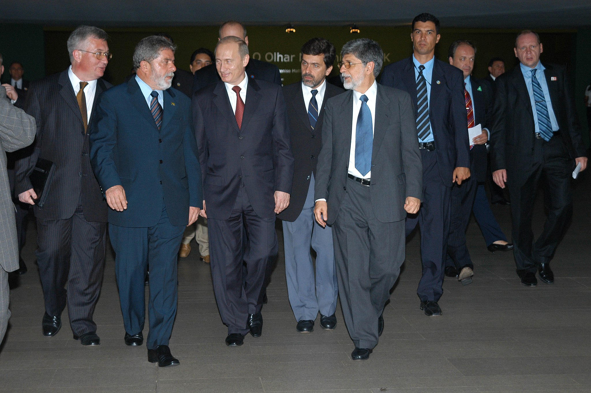Russian president Vladimir Putin with several Brazilian officials on a state visit in 2004. 